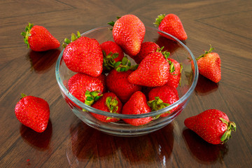 Tazon bowl de frutas fresas sobre mesa de madera