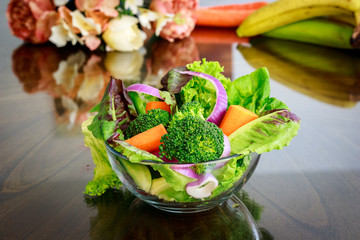 Bowl con comida vegana ensalada desayuno saludable