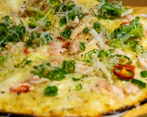 Thin crust chicken chili pizza