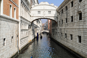 Fototapeta na wymiar Seufzerbrücke über Kanal Rio di Palazzo, links Dogenpalast, rechts Gefängnis, Venedig, Veneto, Italien, Europa