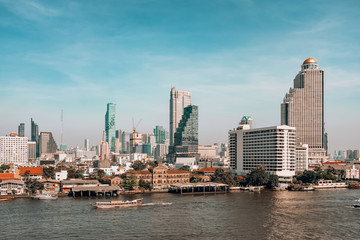 Obraz premium Bangkok skyline and business skyscrapers at Chaopraya river