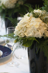 レストランのパーティでの白い花