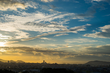 Obraz premium 夏雲 夕景 香川県高松市街並み