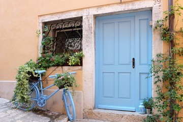 Fototapeta na wymiar Blaue Tür - blaues Fahrrad
