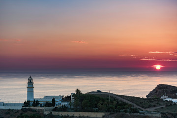 Faro al atardecer