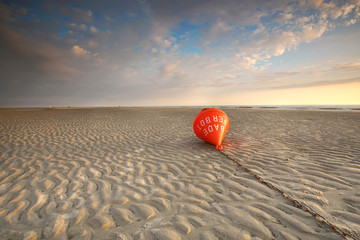 Boje am Strand zum Sonnenuntergang