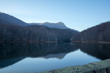 Fototapeta na wymiar Lake and relax in the mountains