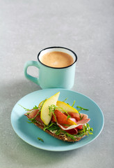 Prosciutto, arugula and pear