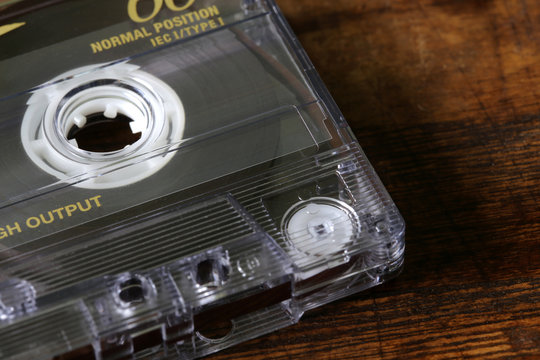 Closeup macro di una cassetta audio, musica vintage anni 80