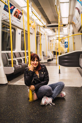 Obraz na płótnie Canvas Chica sentada en el suelo del metro vacio