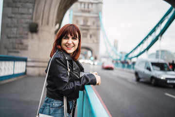 Obraz premium Chica sonriendo en el puente