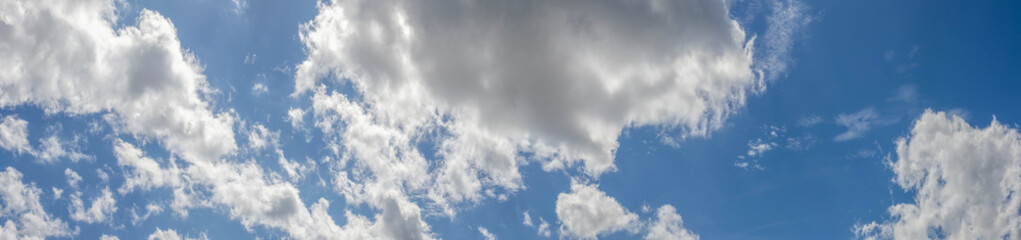 Panorama mit graue Wolken