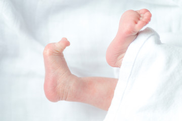 Stopy noworodka, niemowlak, małe dziecko na białym tle