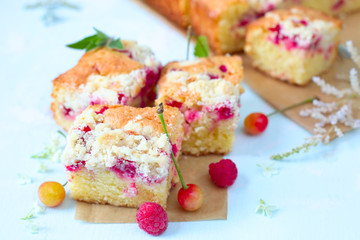 Streuselkuchen mit Beeren