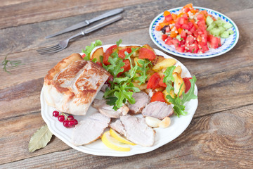 Bratkartoffeln, Tomaten und Scheinebraten	