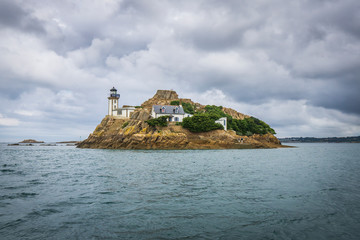 Fototapeta na wymiar l'ile et la maison avec le phare