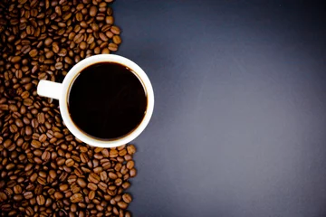 Crédence de cuisine en verre imprimé Café tasse de café avec des grains sur fond noir