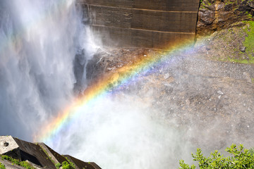 【富山県 日本の観光名所】黒部ダムにかかる虹