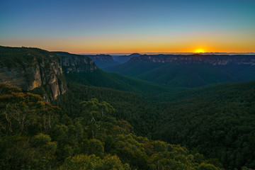 Fototapeta na wymiar sunrise at govetts leap lookout, blue mountains, australia 4