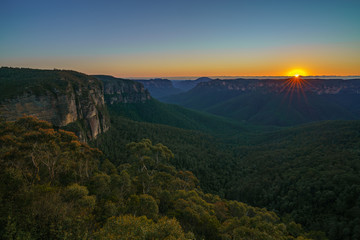 Fototapeta na wymiar sunrise at govetts leap lookout, blue mountains, australia 8