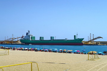 Bateau de transport devant la plage.