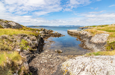 Fototapeta premium Beach with rocks and vegetation in Carraroe