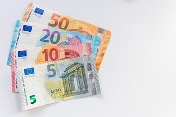 EURO-Bargeld aus EURO-Geldscheinen liegt auf einem weißen Untergrund und steht für Investment, Finanzen und Hartz IV