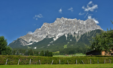 Fototapeta na wymiar Wettersteingebirge, Zugspitzmassiv, bei Ehrwald, Österreich,