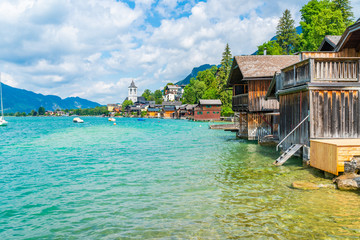 Obraz premium View of St. Wolfgang market town on Lake St. Wolfgang in the Salzkammergut resort region, Austria. It's named after Saint Wolfgang of Regensburg.