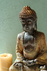 Buddhafigur und brennende Kerze