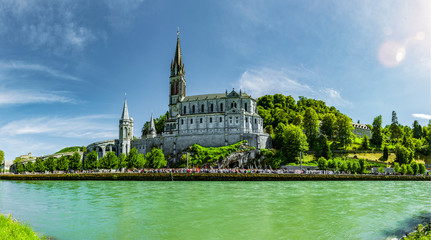 Basilika Notre Dame im Wallfahrtsort Lourdes - obrazy, fototapety, plakaty