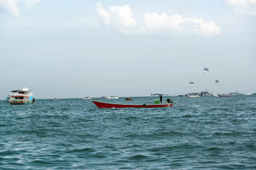 Fototapeta na wymiar Boote und Fähren vor Pattaya, Thailand