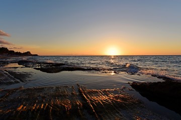 Die Wellen schlagen die Sonne.