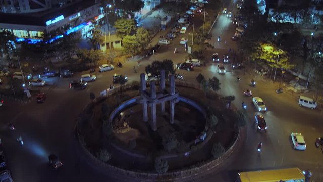 Bombay en Inde la nuit, circulation, batiments, parcs... Plan d'ensemble en plong&eacute;