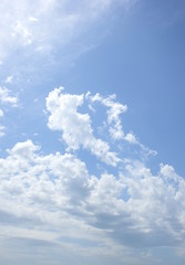 Blauer Himmel Hintergrund mit weißen Wolken