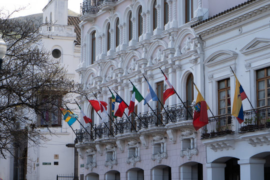 Banderas en edificio antiguo en la plaza de la independencia de Quito