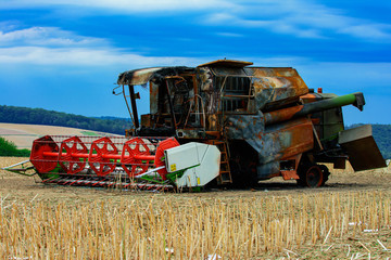 Ausgebrannter Mähdrescher auf einem Feld