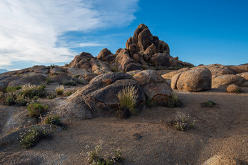 Fototapeta na wymiar desert rock formations in the Alabama Hills of the Eastern Sierra Nevadas