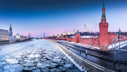 Obraz premium Panoramic view of the Moskva river and Kremlin's tower in Winter in Moscow, Russia