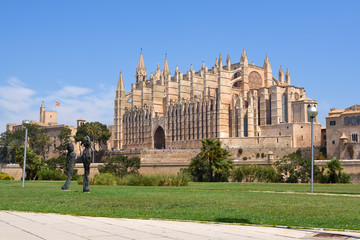 Fototapeta premium La Seu, the gothic cathedral de Santa María de Palma de Mallorca on the Island of Mallorca, Balearic Islands, Spain.