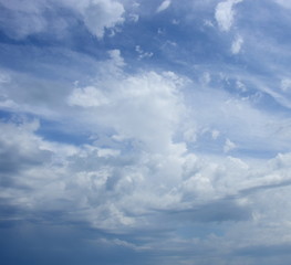 Schleierwolken vor blauen Himmel - Hintergrund 