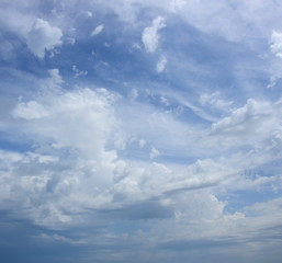 Schleierwolken und Schäfchenwolken am blauen Himmel - Wetterprognose