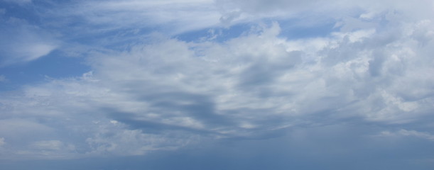 Hintergrund blauer Himmel mit Wolken - Schleierwolken - Wolkenbild