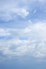 Schleierwolken vor blauen Himmel - Hintergrund 