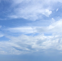 Schleierwolken vor blauen Himmel - Hintergrund 