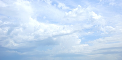 Blauer Himmel Hintergrund mit weißen Wolken
