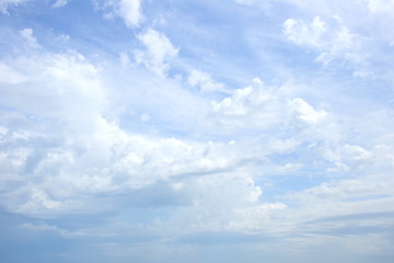 Weiße Wolken vor blauen Himmel