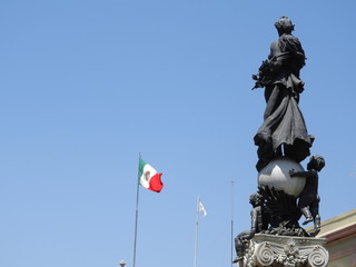 Bandera y estatuas