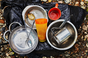 Dishes and glasses for cooking in nature.