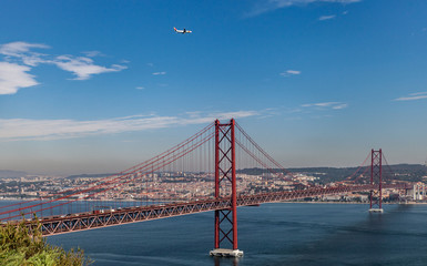 Almada (Portugal) - Vue du pont du 25 avril sur le Tage et Lisbonne